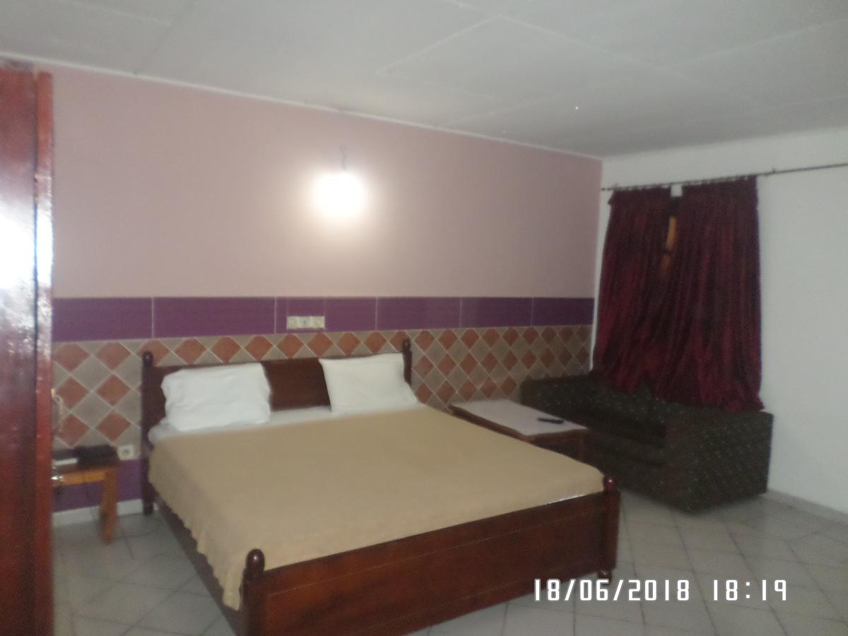 Hotel Residence Seven 7 Abidjan Bagian luar foto